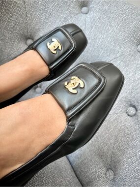 CHANEL BLAZY BLACK SQUARE TOE LEATHER CRUNCHY FLATS GOLD TURN LOCK CC LOGO 37C